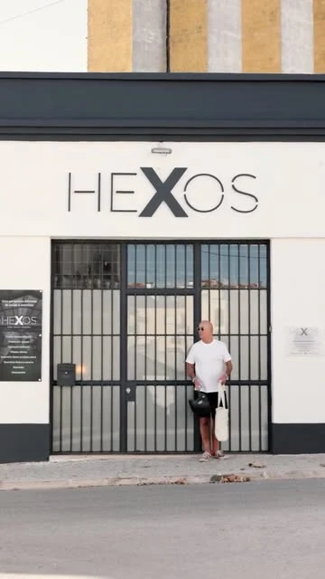 Fachada da HEXOS no Cartaxo, com o nome da clínica sobre a entrada