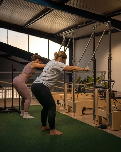 Prática de Pilates com grandes equipamentos no espaço da HEXOS